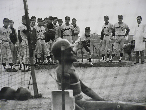 デッドボールの実験をする松井博士